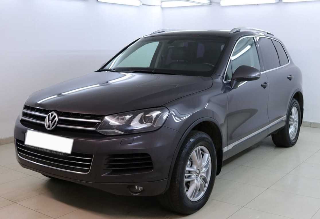 Черный VW Touareg 2011